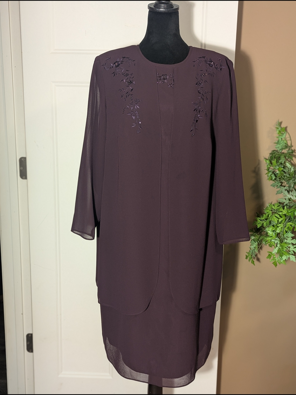 Virgo Plum Embroidered Midi Dress. Size 14P. Event. Formal.